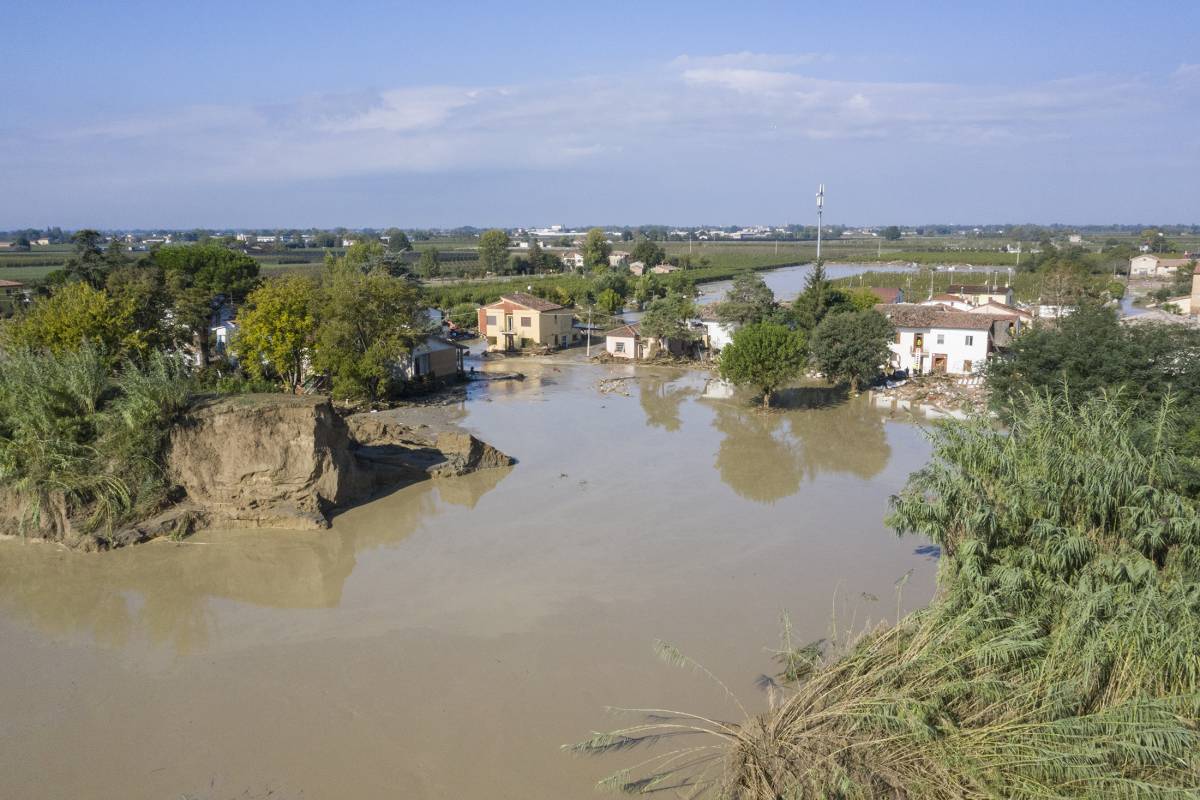 L'Emilia alluvionata torna in allerta rossa. Tre dispersi sulle Alpi Apuane e 800 sfollati