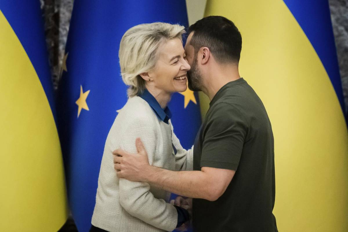 Ursula porta soldi a Kiev. Zelensky: "Aiuto alla pace"