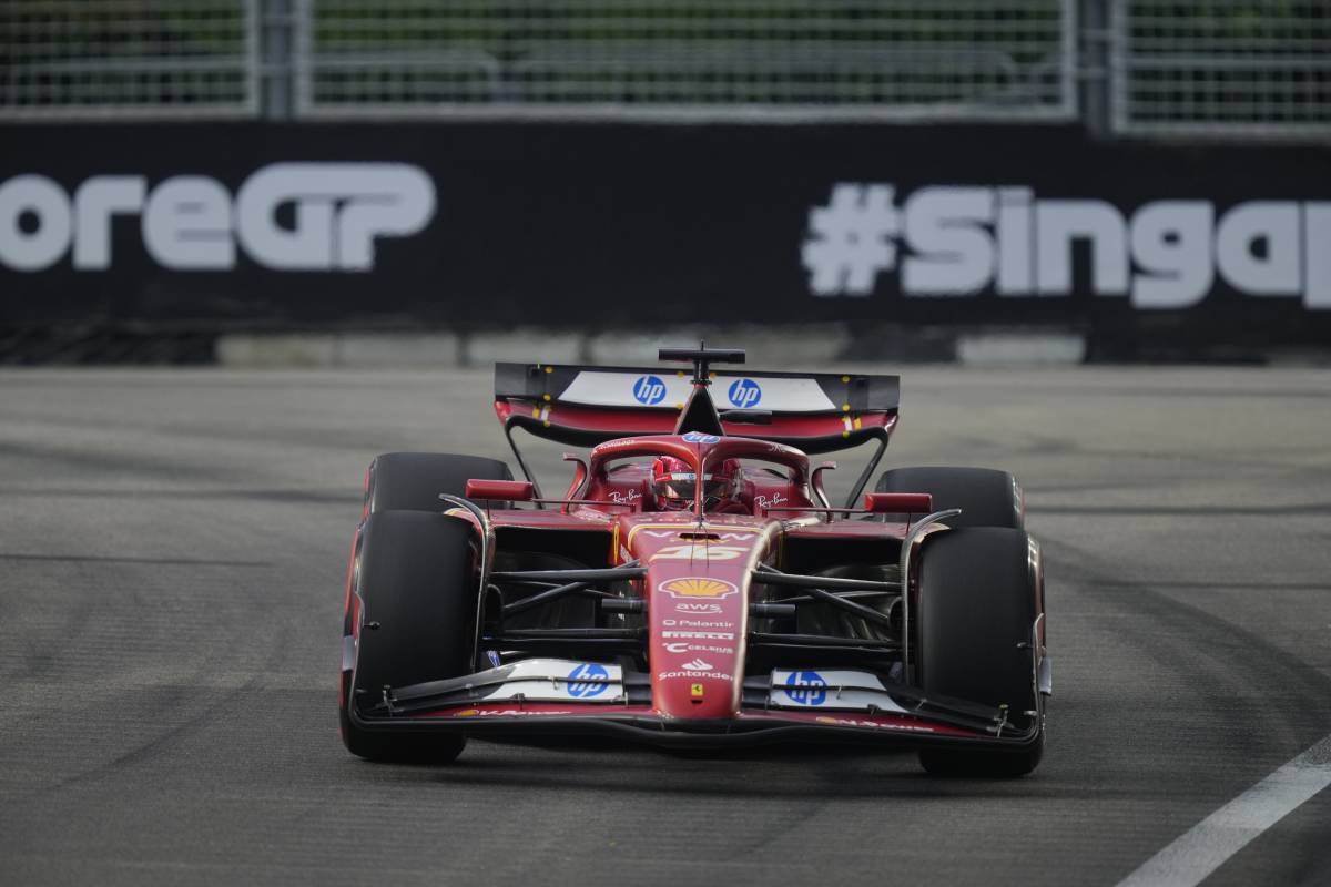 F1, a Singapore pole Norris, patatrac Ferrari: incidente Sainz, Leclerc solo nono