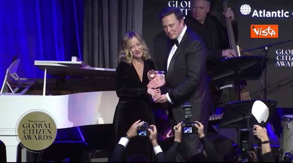 Elon Musk premia Meloni a New York: "Ha fatto un lavoro incredibile"