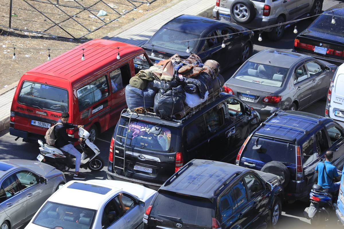 Raid sul Libano e civili in fuga. Hezbollah, caccia al numero 3