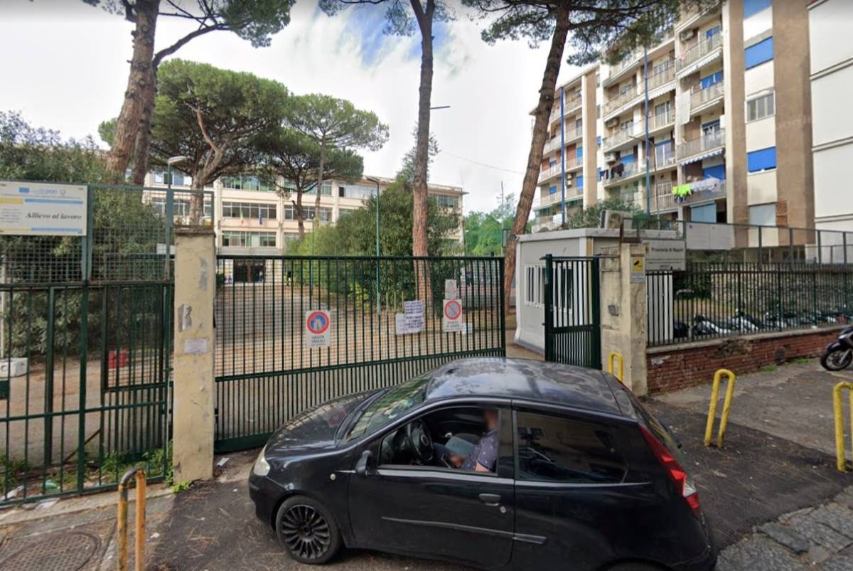 Il volo dalla finestra della scuola prima della campanella. Grave un 16enne a Torre del Greco