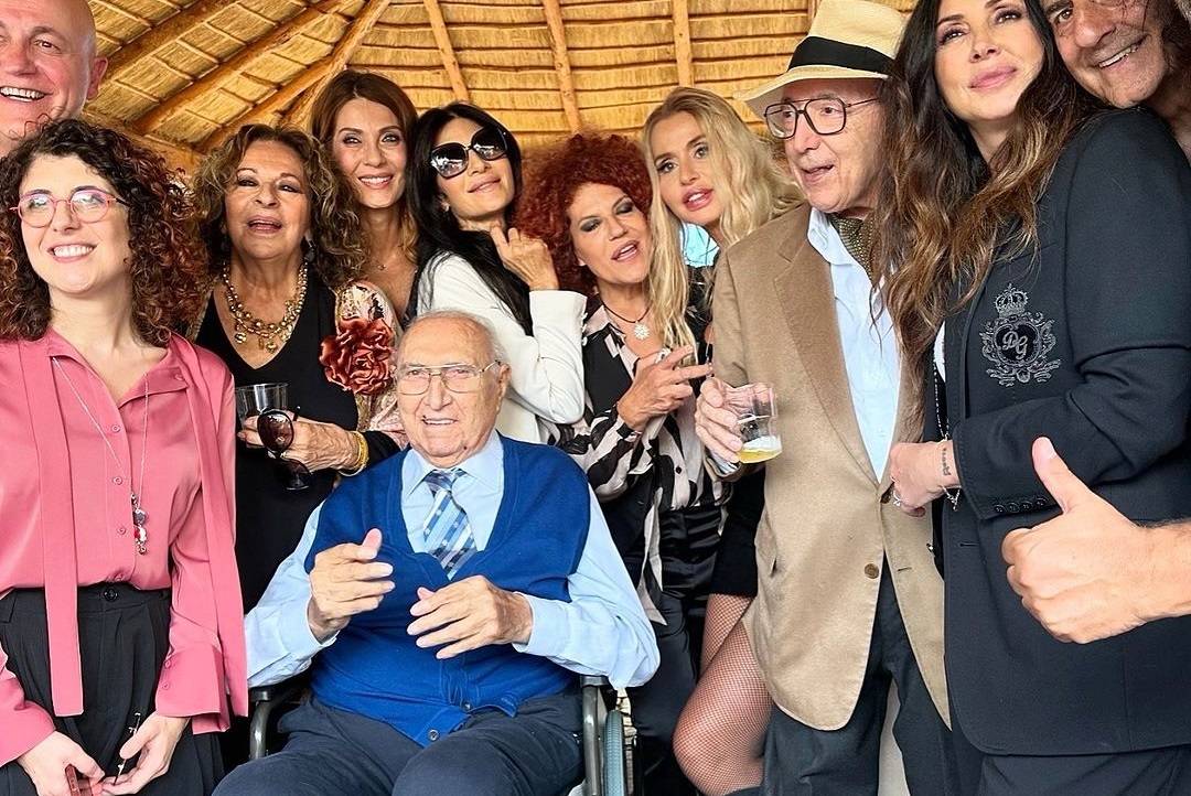 Festa per i 90 anni di Pingitore, Pippo Baudo in carrozzina. La foto è virale