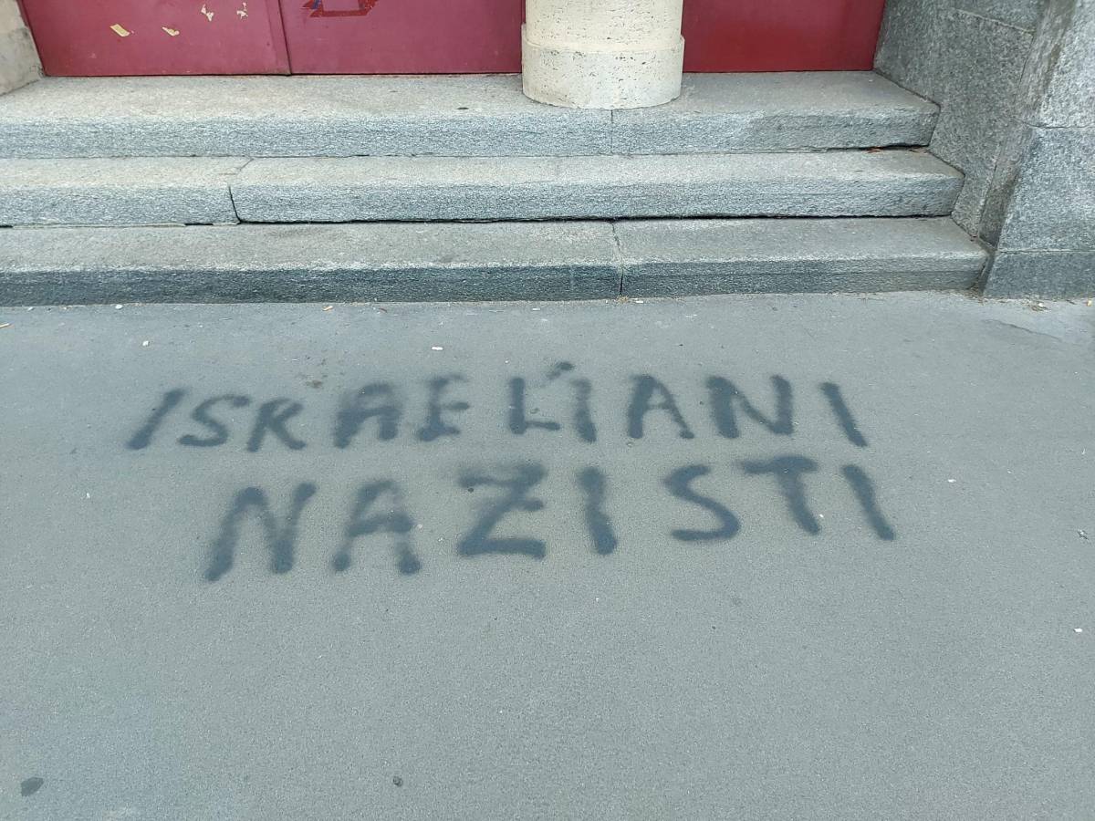 "Israeliani Nazisti". La scritta davanti alla scuola dopo le piazze Pro-Palestina