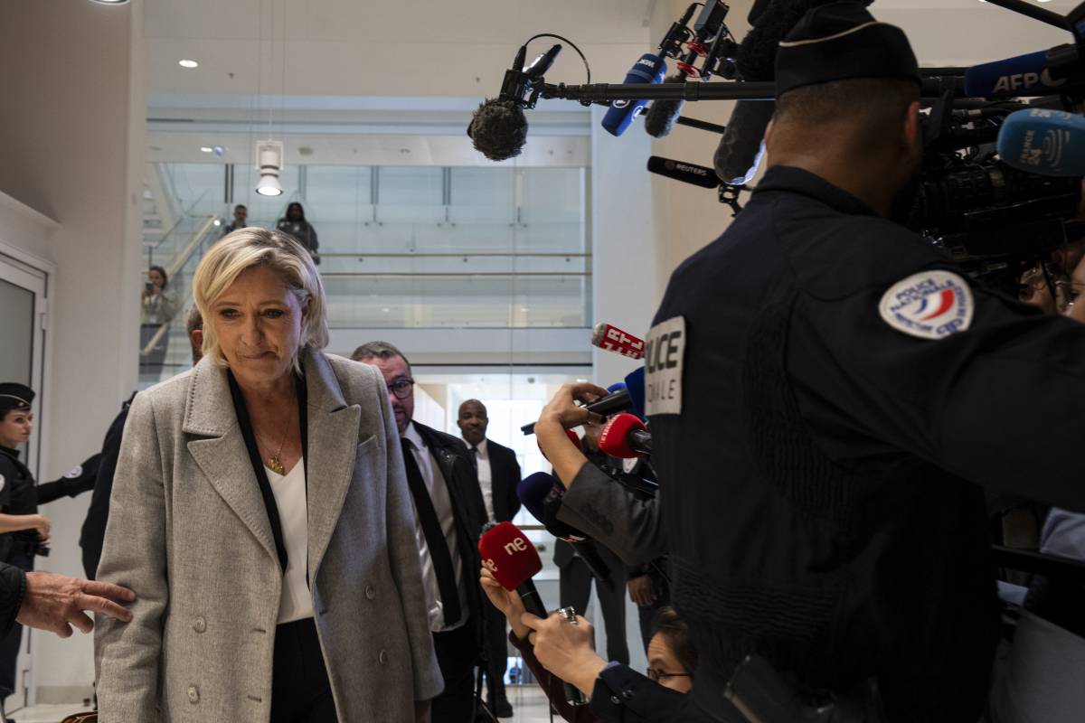 Francia, processo cruciale a Le Pen. La leader Rn rischia l'ineleggibilità