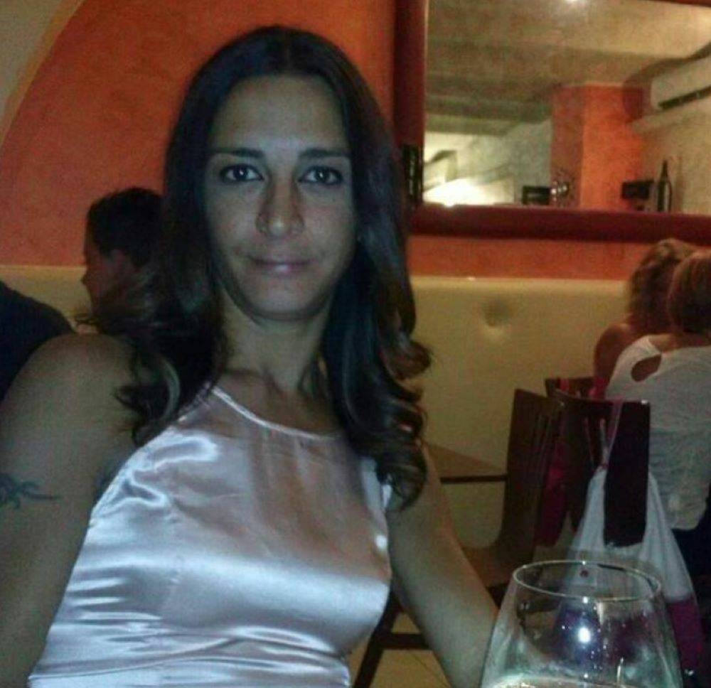 Maestra morta di aneurisma. È caccia al compagno in fuga