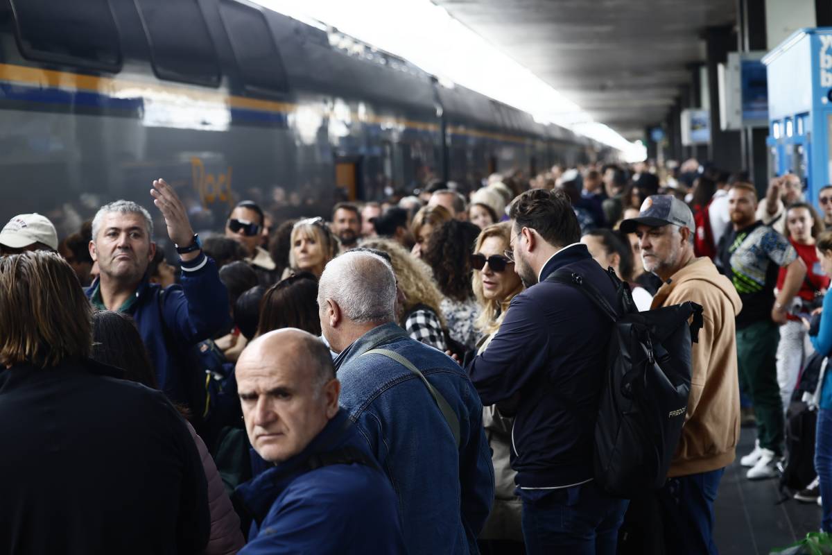 Un telo sui cavi della ferrovia. Nuovi ritardi e disagi a Civitavecchia e Roma