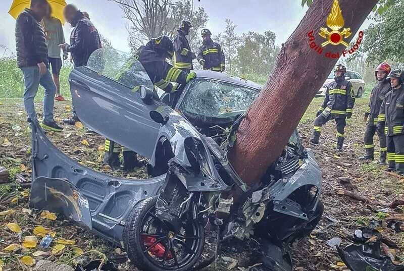 Perde il controllo della Porsche e si schianta contro l'albero: terribile incidente a Rovigo