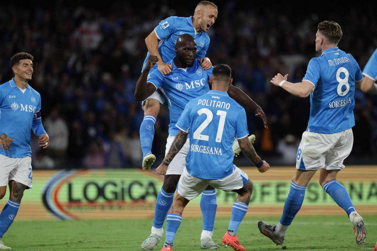 Il Napoli prova ad andare in fuga. Lukaku di rigore castiga un bel Como