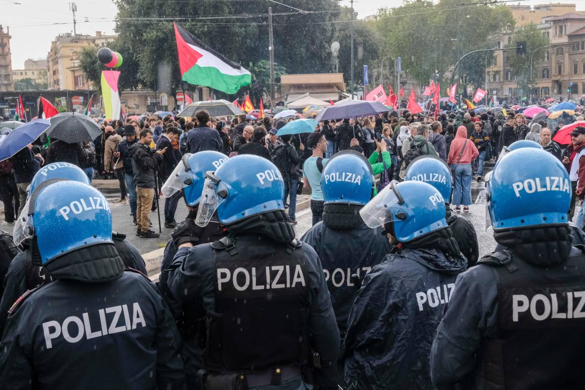 Roma, i pro Pal in piazza: slogan contro Israele e Meloni. Controllate 1.600 persone