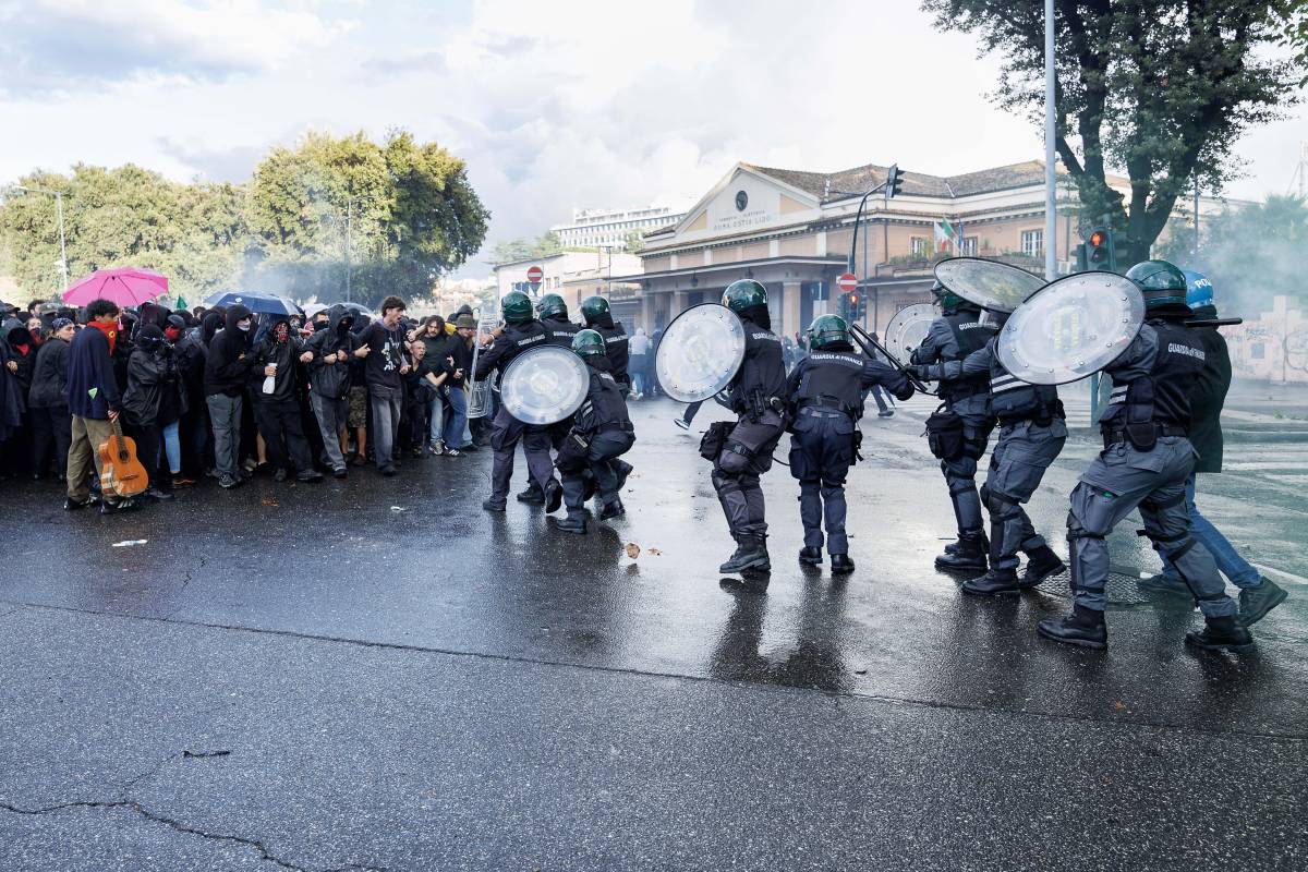 Martelli e bombe carta: in piazza i "colletti bianchi della violenza. Meloni: "Intollerabile"