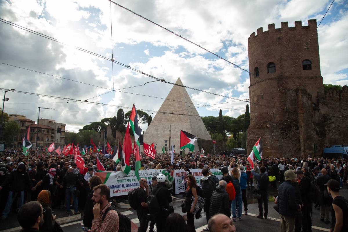 Inni ad Hamas e cori antisemiti. I pro Pal incendiano la piazza