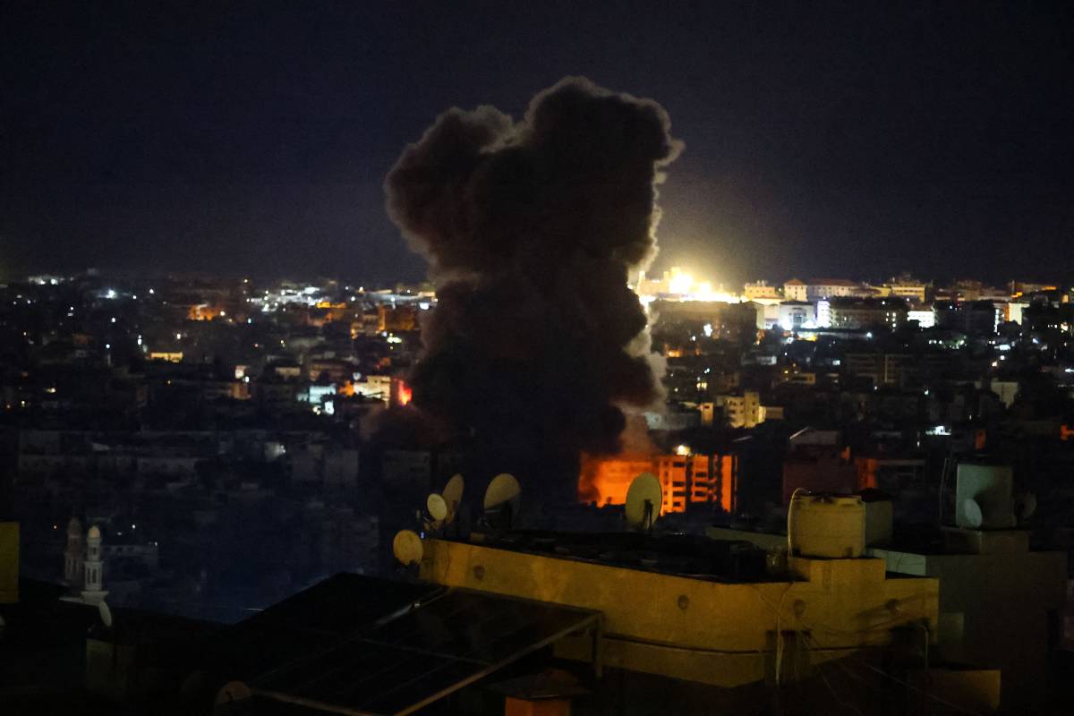 Nuovi raid di Israele a sud di Beirut, colpita moschea a Gaza. Israele prepara l'attacco all'Iran