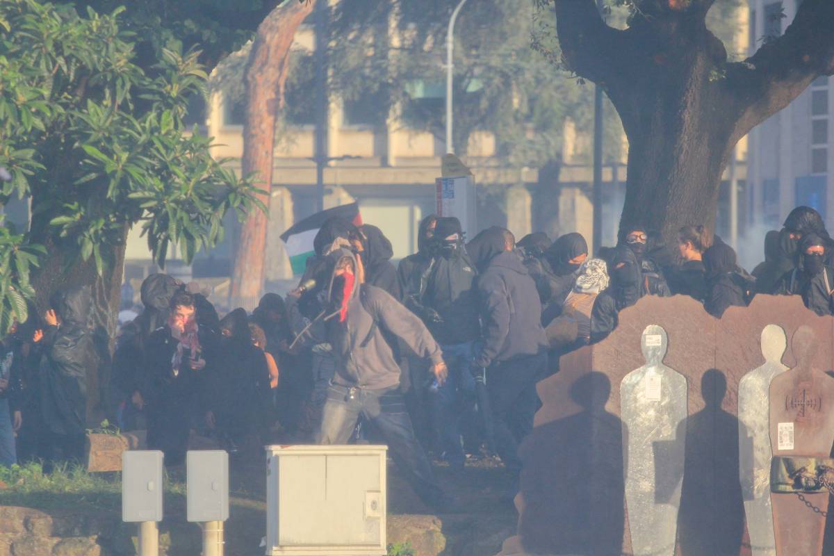 Carc e centri sociali rivendicano la violenza in piazza: "Ogni corteo sia problema di ordine pubblico"