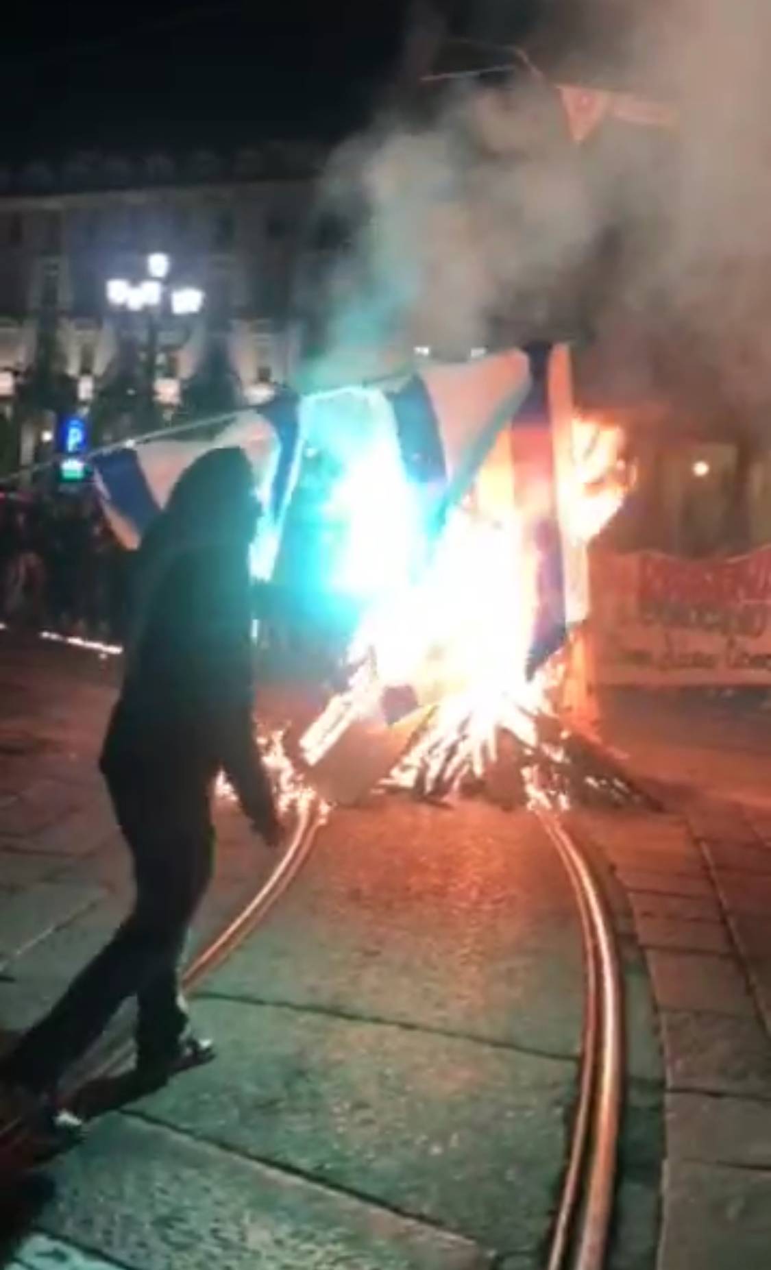 Corteo proPal non autorizzato di Torino: tre agenti feriti e bandiere bruciate