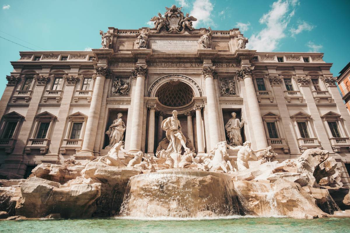 Fontana di Trevi a numero chiuso. Troppi turisti? Arriva il ticket