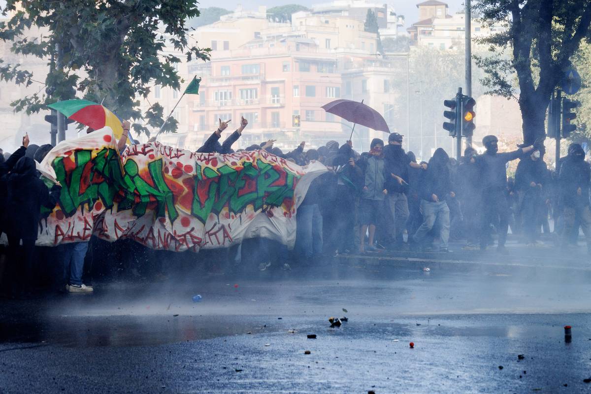 "No Meloni day". Odio rosso contro la premier: "Andremo sotto i palazzi del governo"