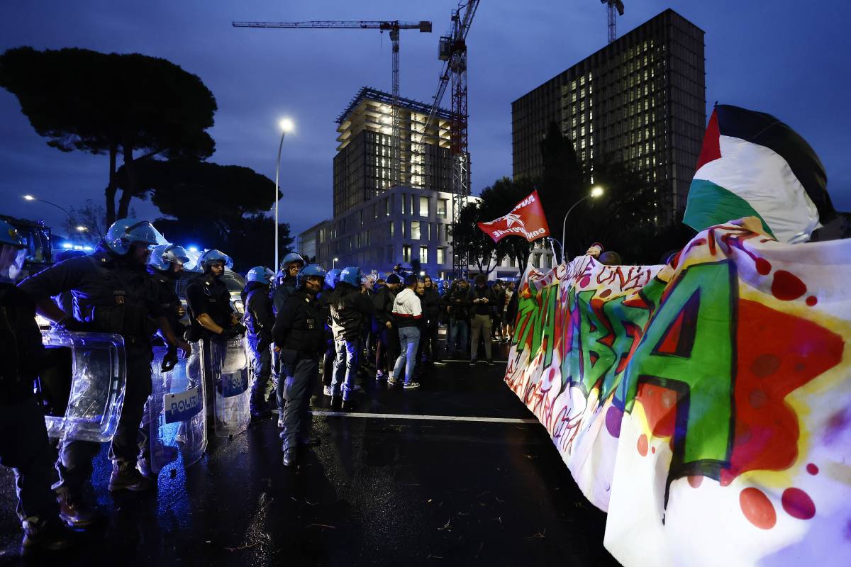 Corteo pro-Palestina, ferito un giornalista dal lancio di una bottiglia