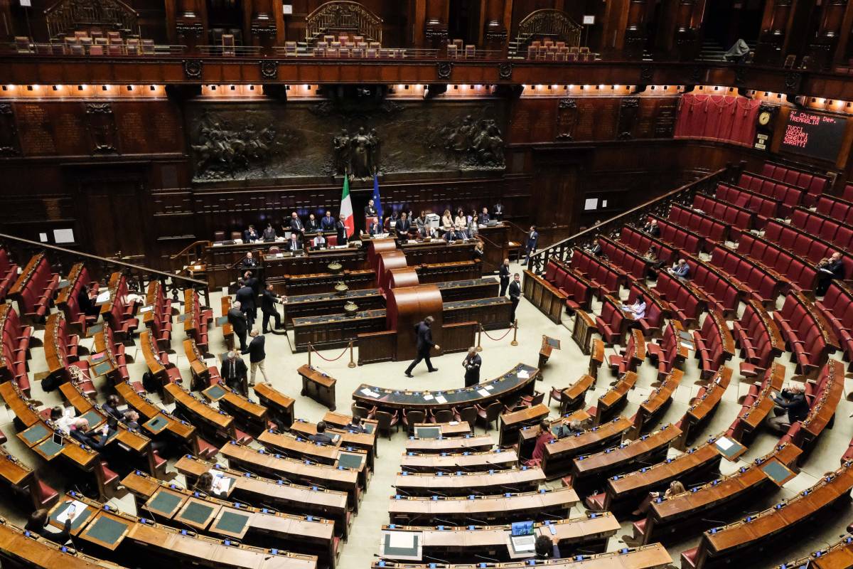 Teoria gender all'università, bagarre alla Camera: espulso deputato 5S