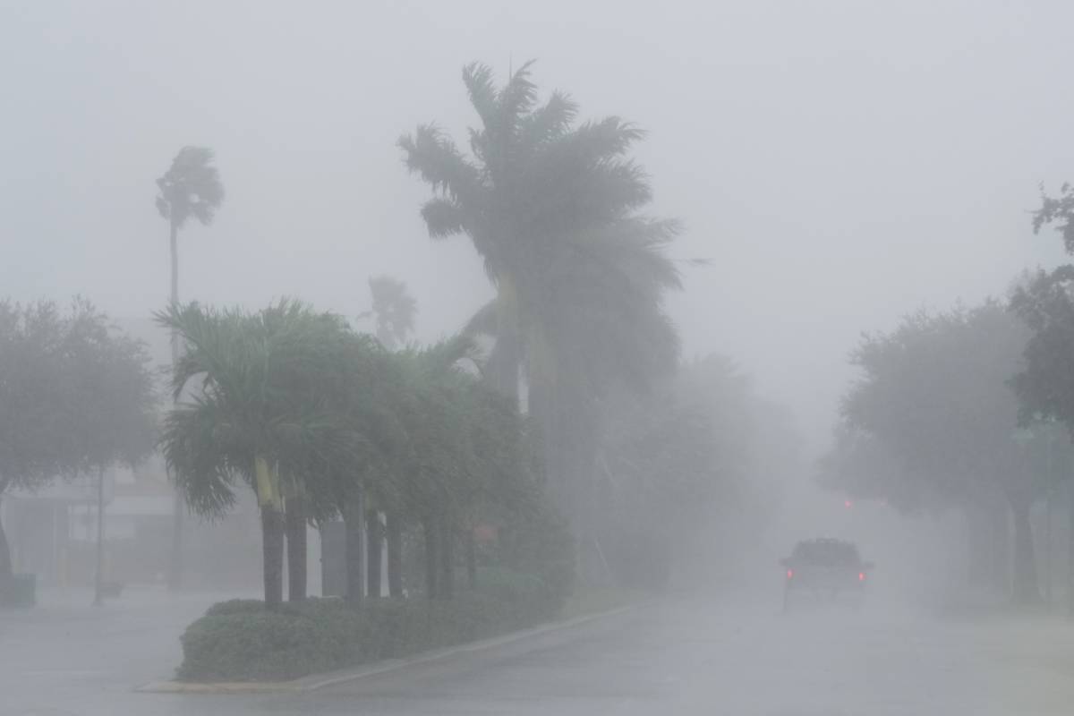 Raffiche di vento a 210km/h, cancellati 3.000 voli: "La tempesta del secolo" arriva in Florida