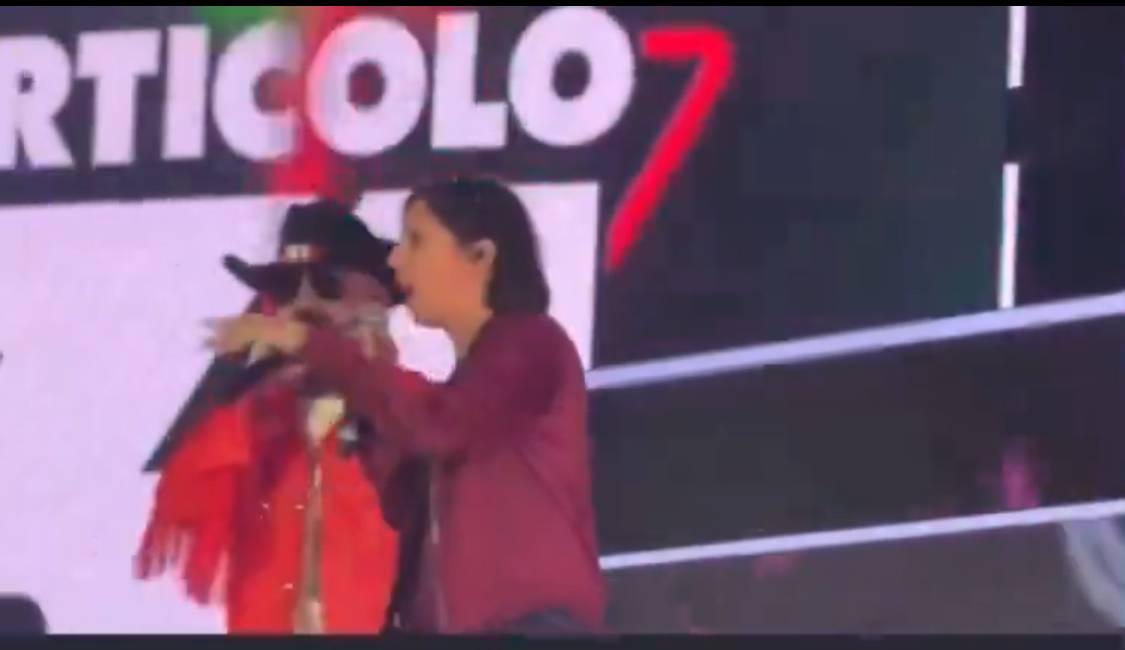 Elly Schlein sul palco con J-Ax: il rap del segretario del Pd