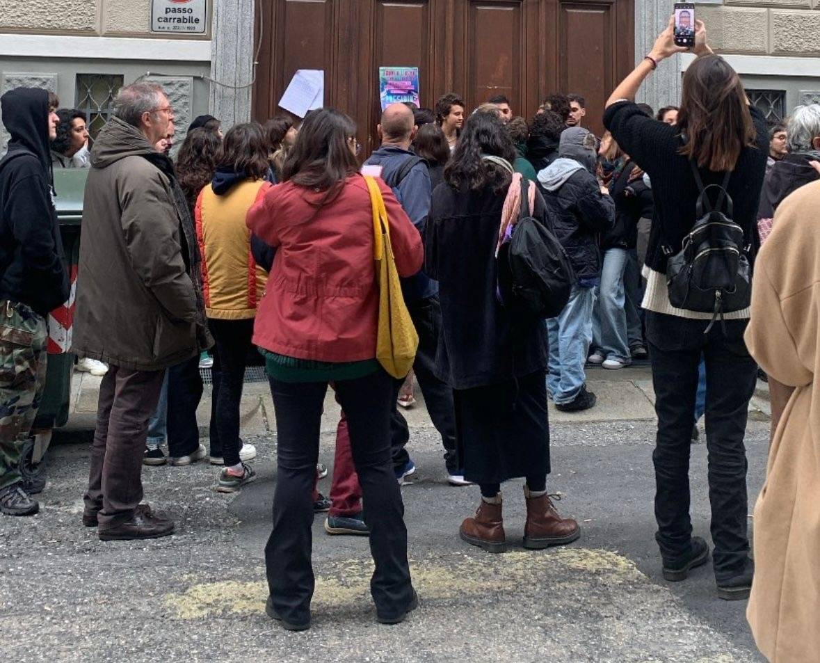 Convegno sulla maternità a Torino, l'odio di femministe e centri sociali: minacce di morte e violenza