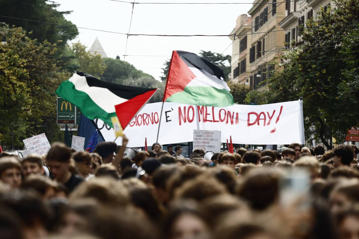 "Le tagliamo le gambe", "Con Hamas fino alla vittoria". Gli slogan choc dei pro-Pal in piazza