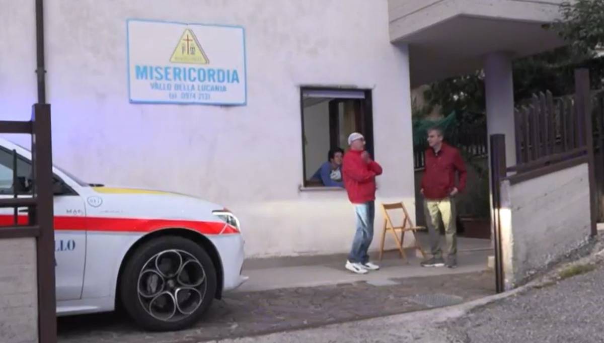 L'autista dell'ambulanza dopo essere stato medicato al pronto soccorso