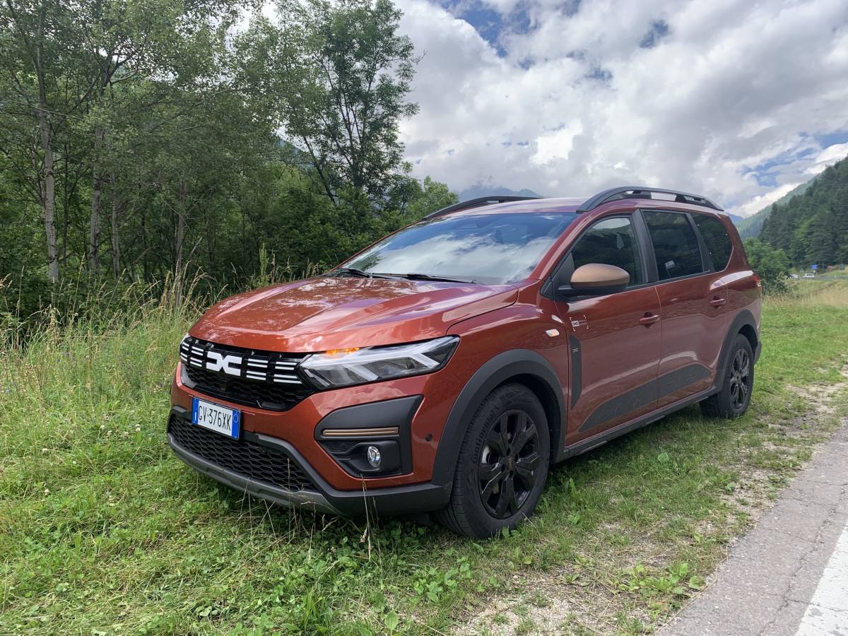 Dacia Jogger Hybrid 140: l’ideale per viaggiare in compagnia, anche sette posti