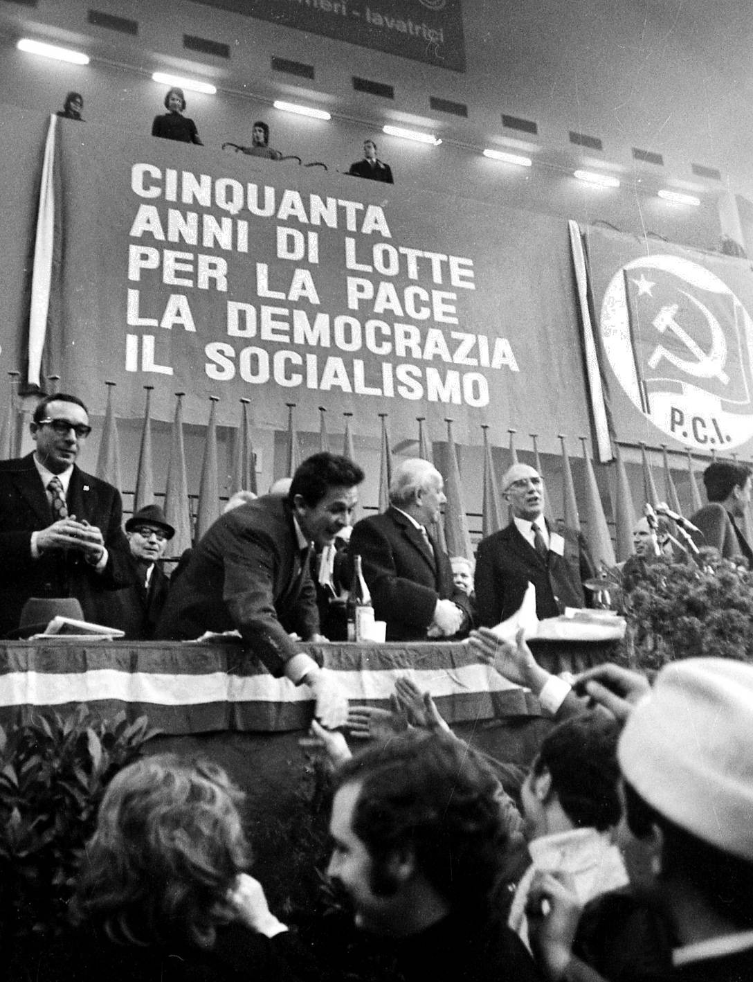 La sinistra senza leader sogna Enrico Berlinguer per dimenticare Elly Schlein