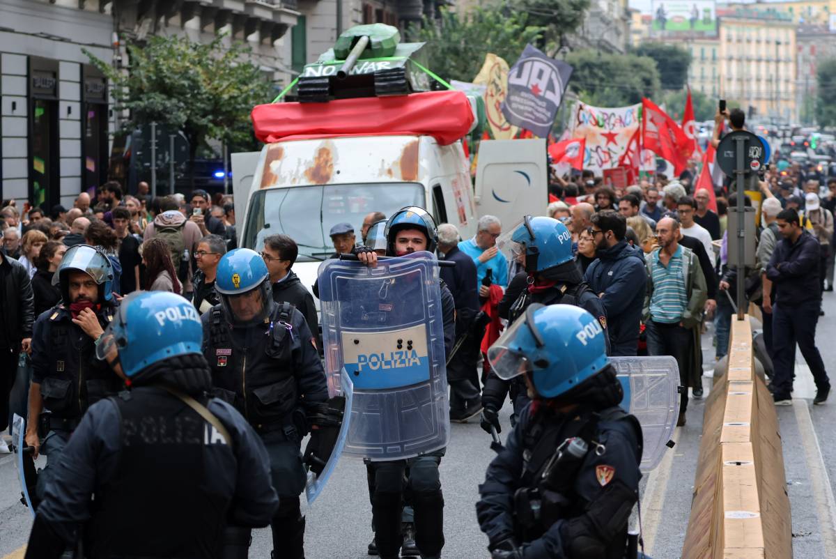  furia dei centri sociali a Napoli