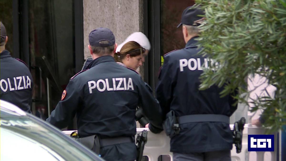 Straniero con un coltello aggredisce gli agenti. Ucciso da un poliziotto