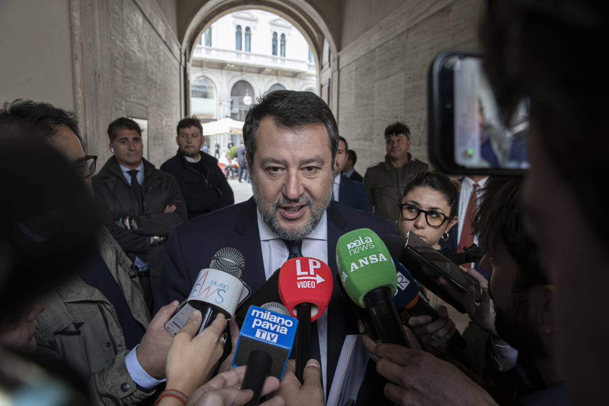 "L'assalitore non ci mancherà". E scatta la caccia a Salvini