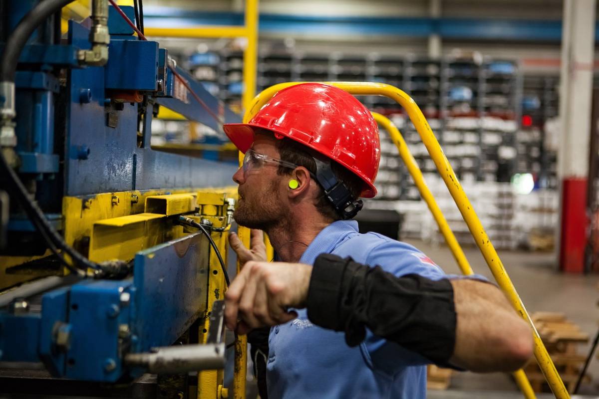 Produzione industriale ancora in frenata: giù l'auto, salgono i beni di consumo