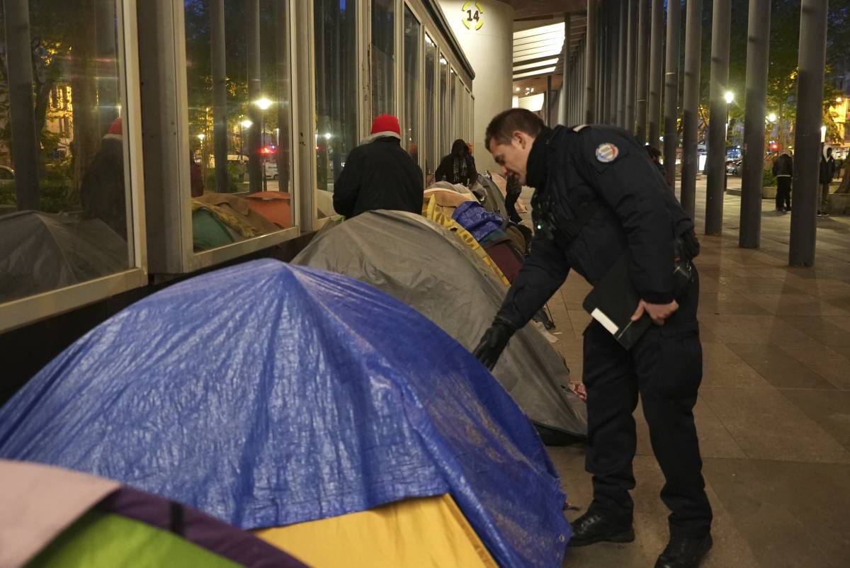 Polizia sgombera i migranti a Parigi