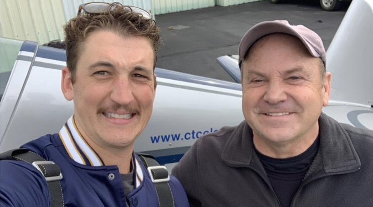 A sinistra l'attore Miles Teller sul set di "Top Gun: Maverick", insieme all'istruttore di volo Chuck Coleman, morto in un incidente aereo