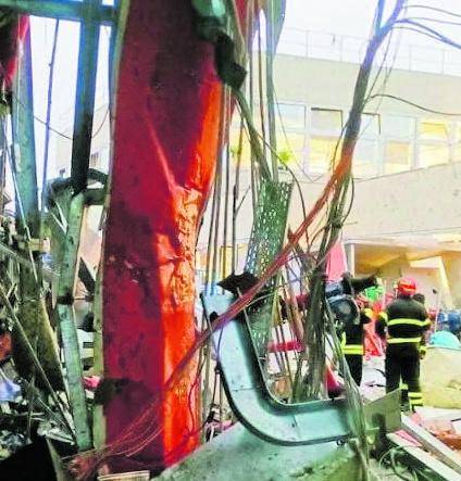 Esplode un compressore, crolla l'edificio: due morti e 8 feriti