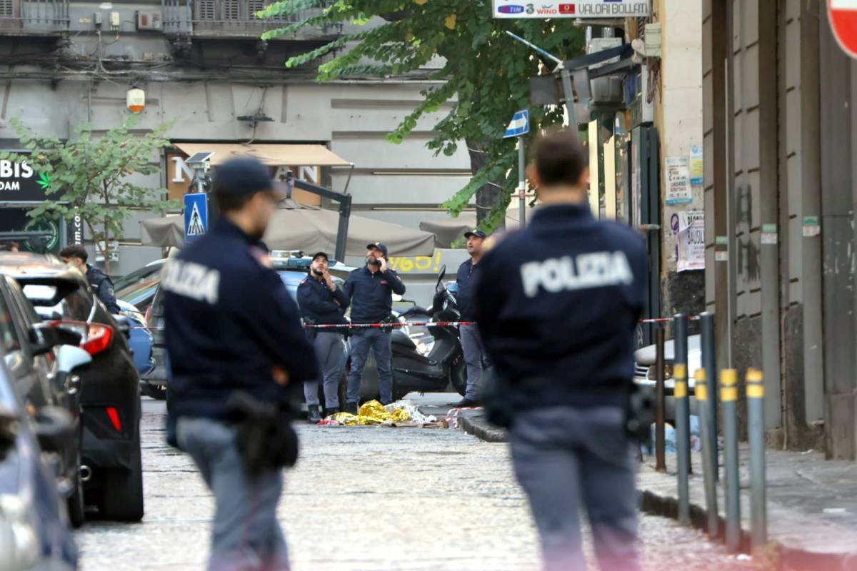 Orrore a Napoli, 15enne morto dopo una sparatoria. Due giovani feriti