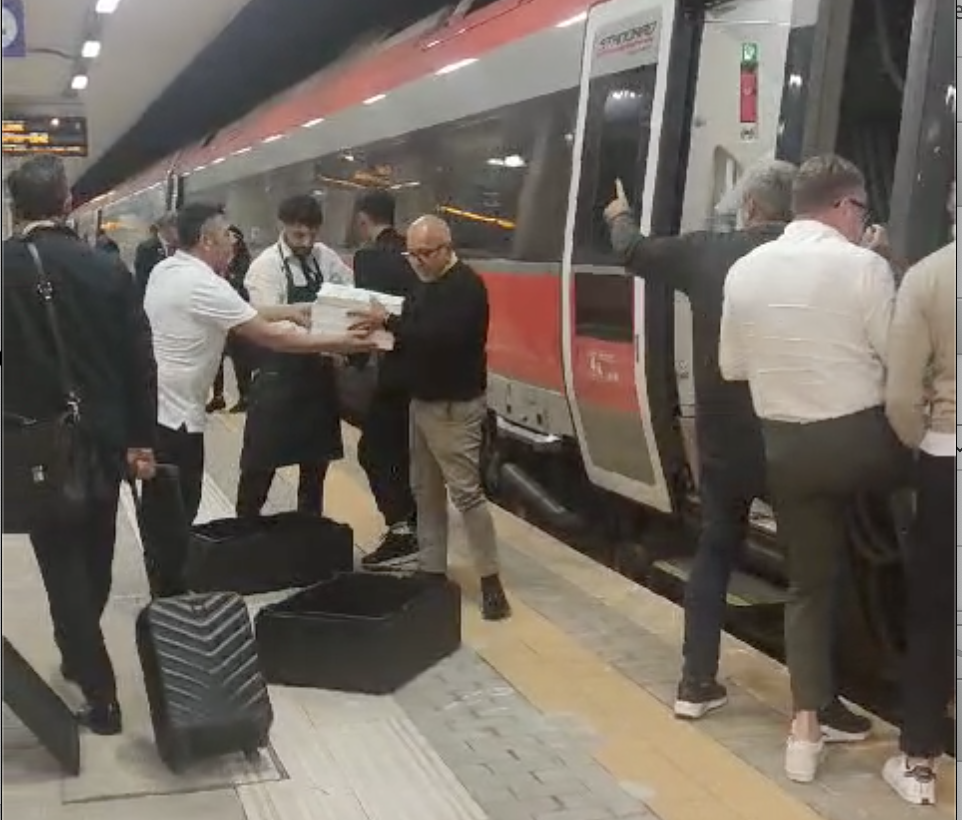 Fermata del treno con cena: la pizza consegnata al binario a Benevento