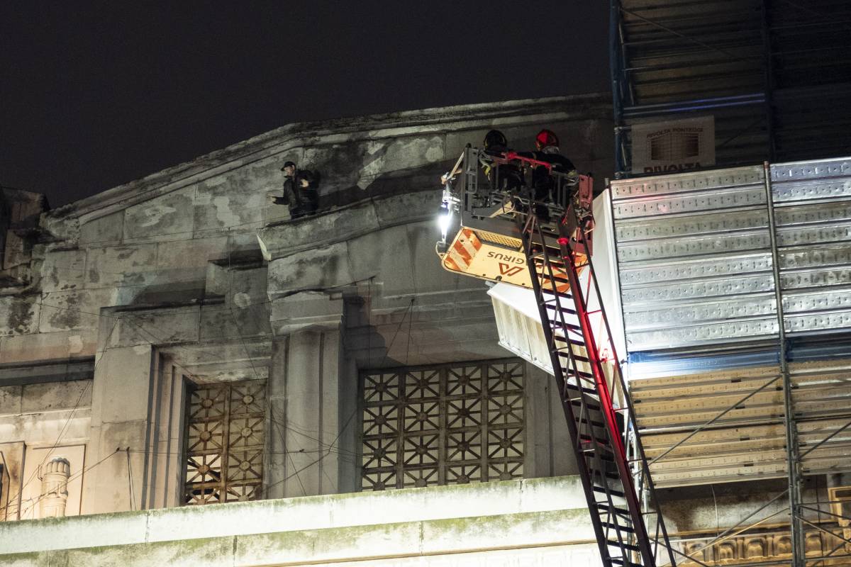 Paura a Milano, un uomo si arrampica sulla facciata della stazione Centrale