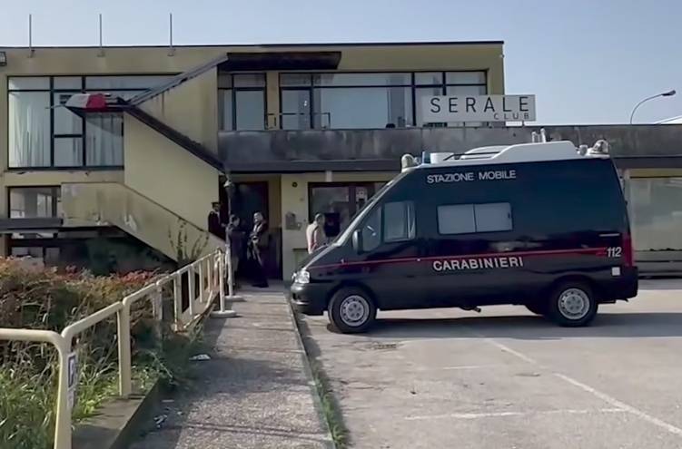 Neonata partorita in un night club e trovata morta: s'indaga per infanticidio