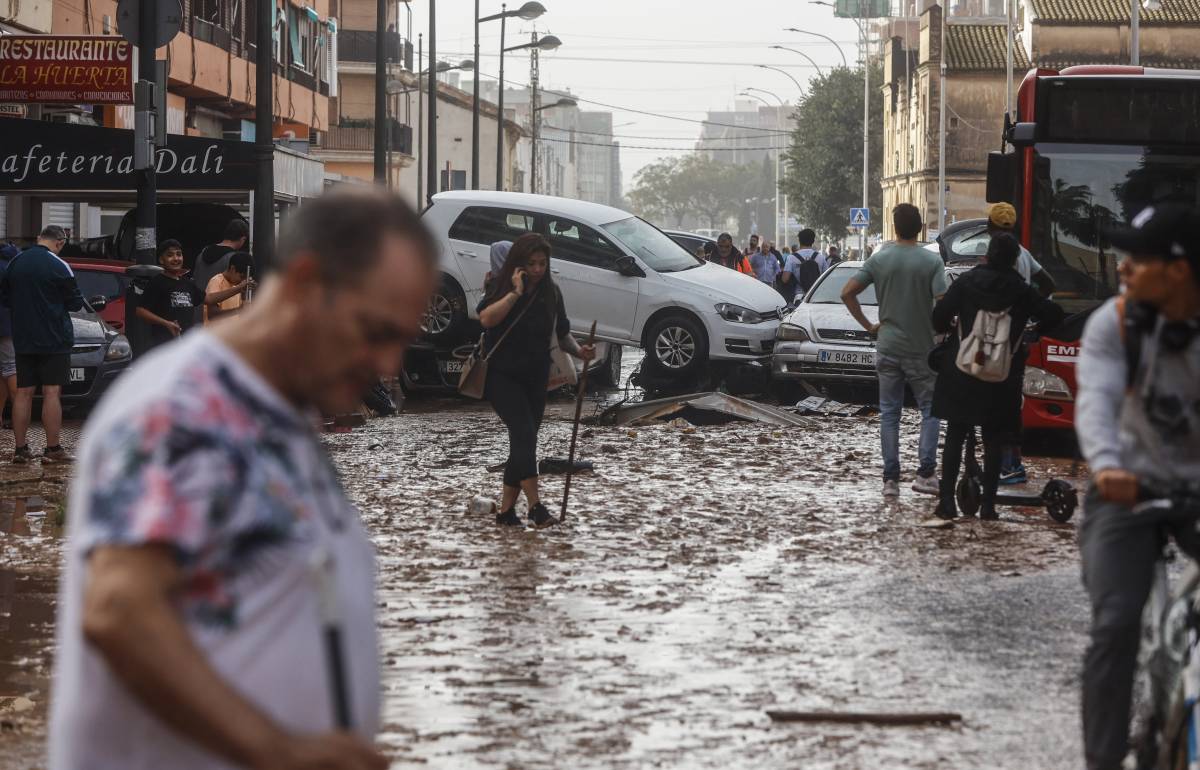 Spagna, corpi intrappolati nelle auto: oltre 150 morti. Allerta alta, Sanchez: "State a casa"