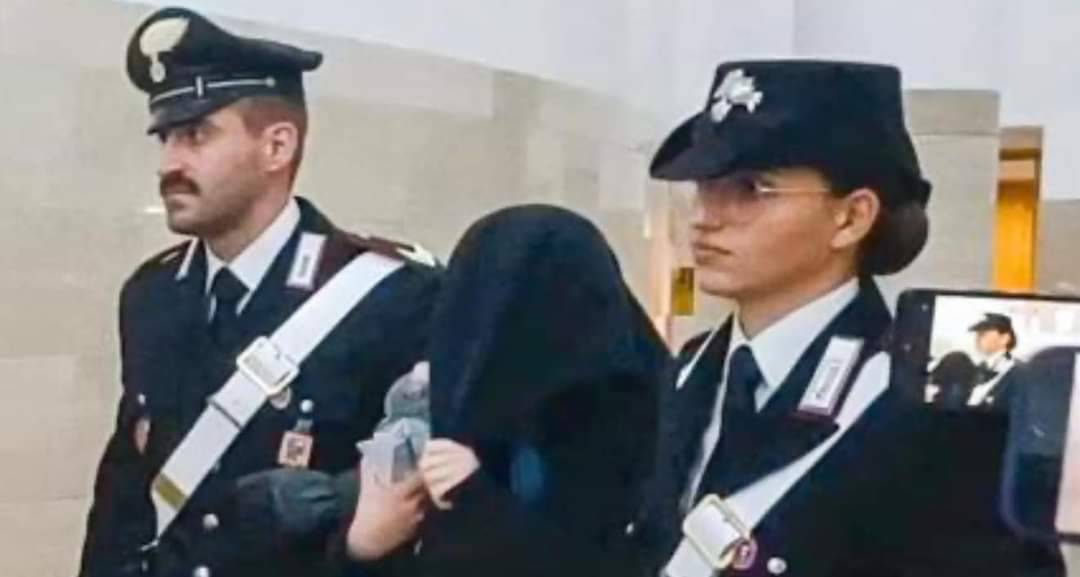 Lo sciacquone, il silenzio, la foto. L'interrogatorio della donna che ha partorito nel night