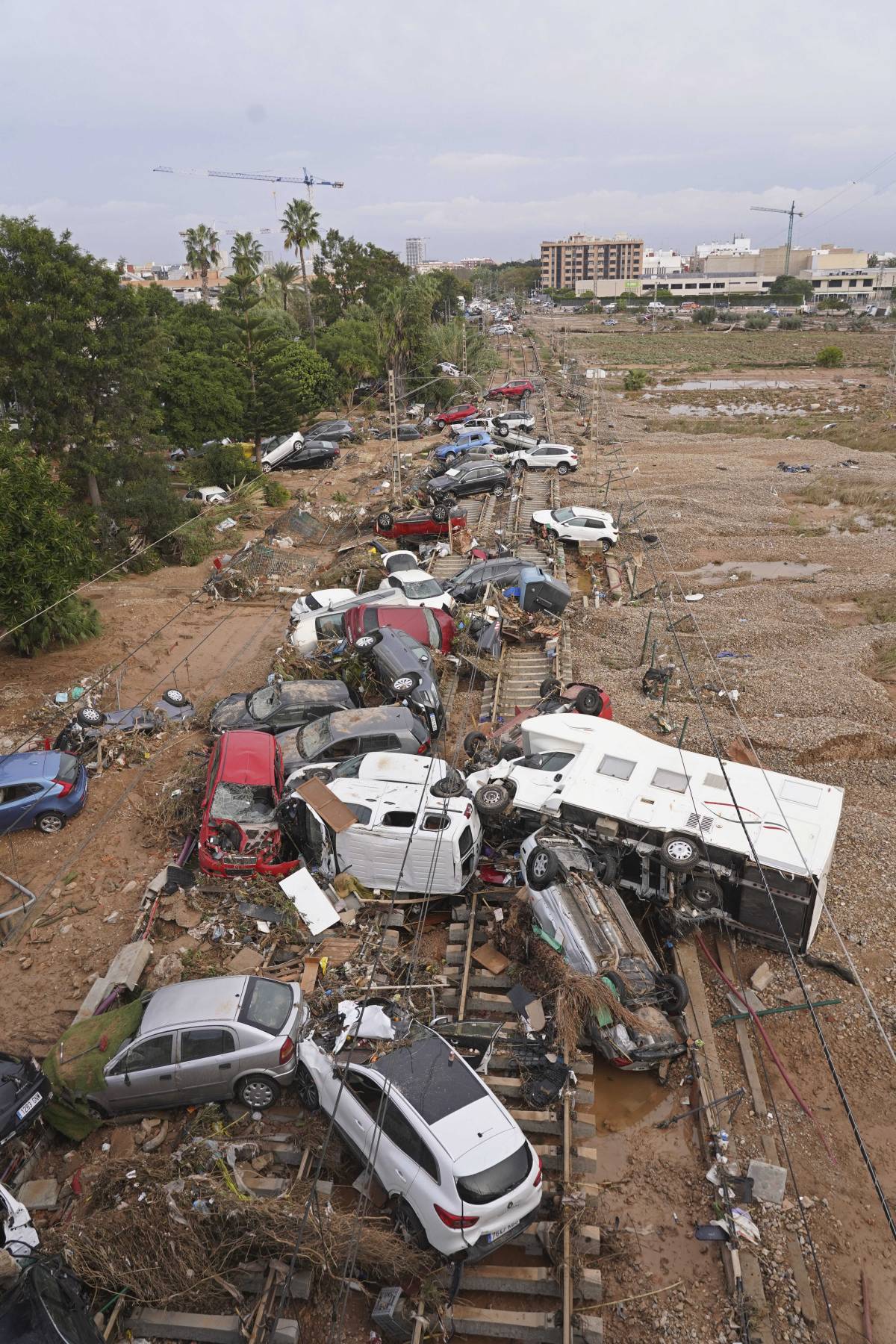 Valencia, i morti sono più di 200. E la Dana fa ancora paura: allerta rossa