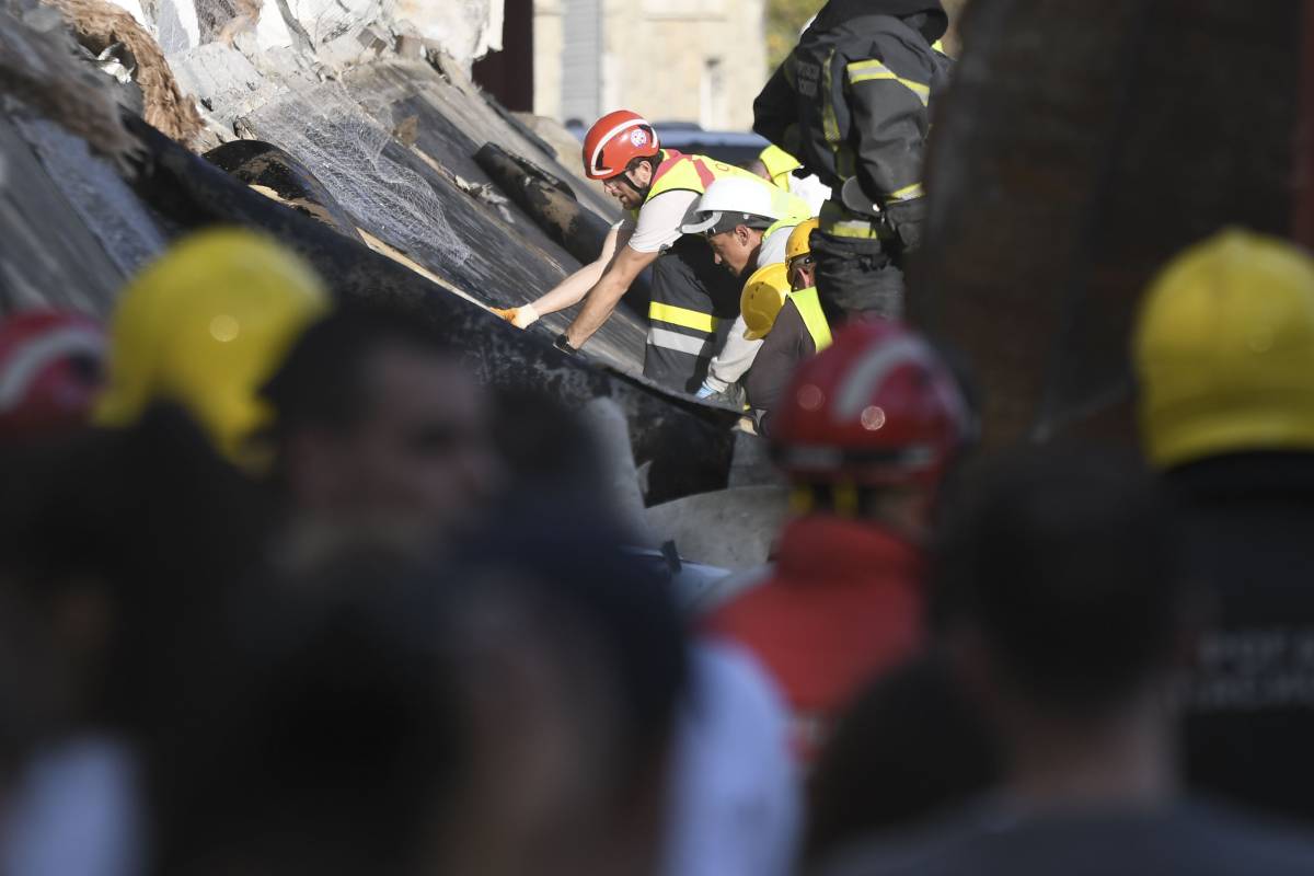 La tettoia della stazione crolla e uccide undici persone. Tragedia a Novi Sad, morto un bambino