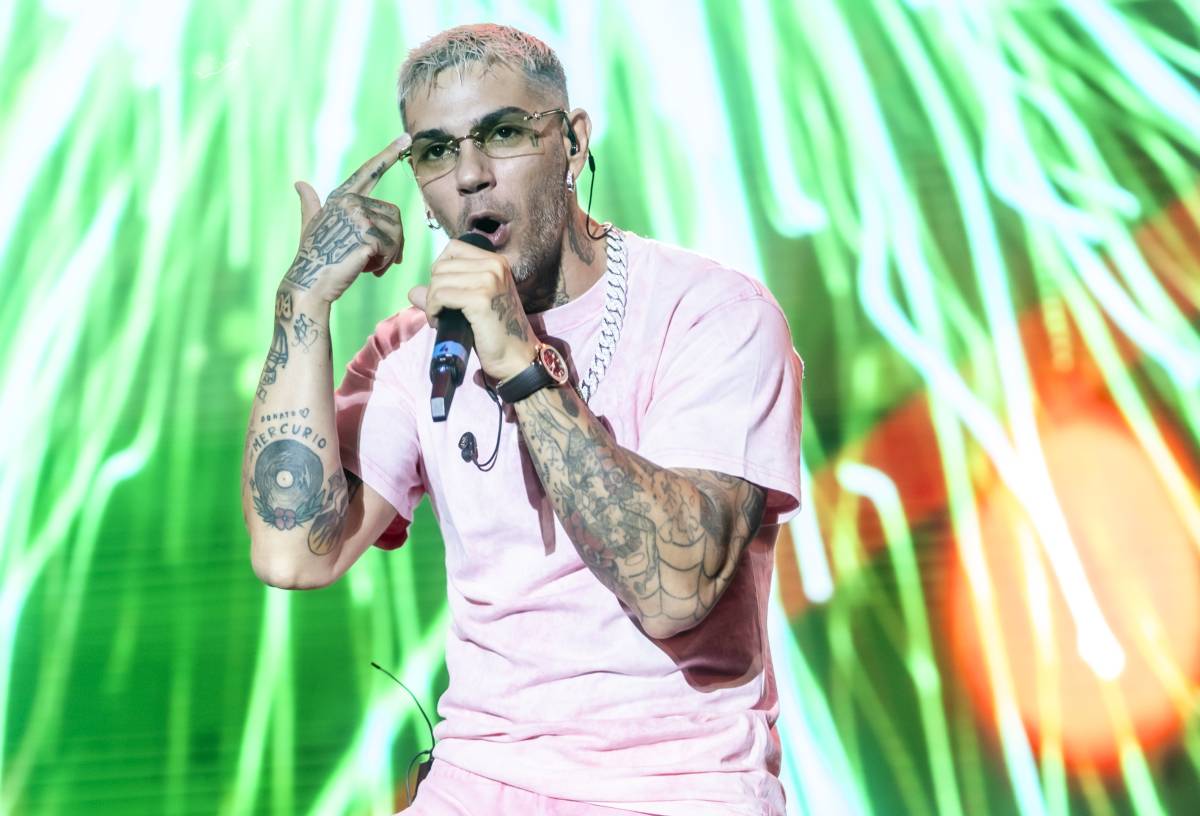 Emis Killa ricoverato per una polmonite: come sta il rapper