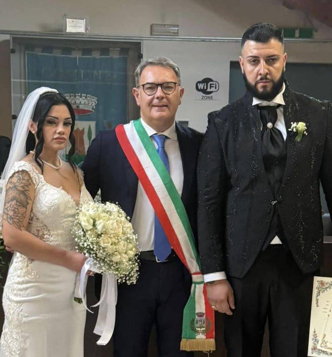  Maria Zaccaria e Pietro Montanino in una immagine del 25 ottobre, il giorno del loro matrimonio celebrato dal Sindaco di Cesa Enzo Guida con loro nella foto