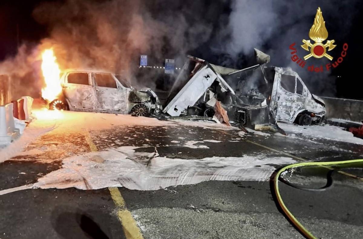 Assalto armato al deposito Dhl. Auto a fuoco e chiodi in strada