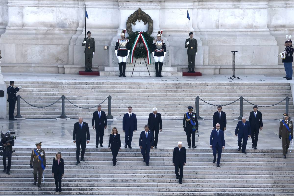 Forze armate, Mattarella: "Paese portatore di pace"