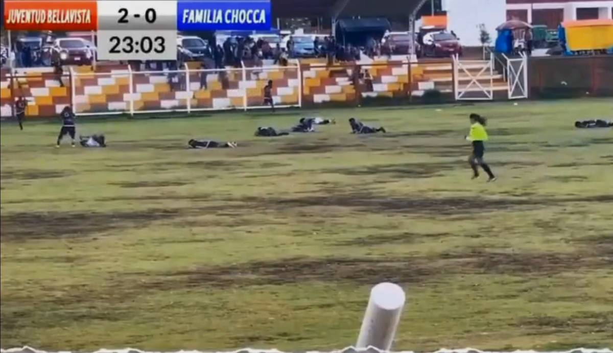 Perù, calciatore colpito da un fulmine muore in campo: le immagini della tragedia